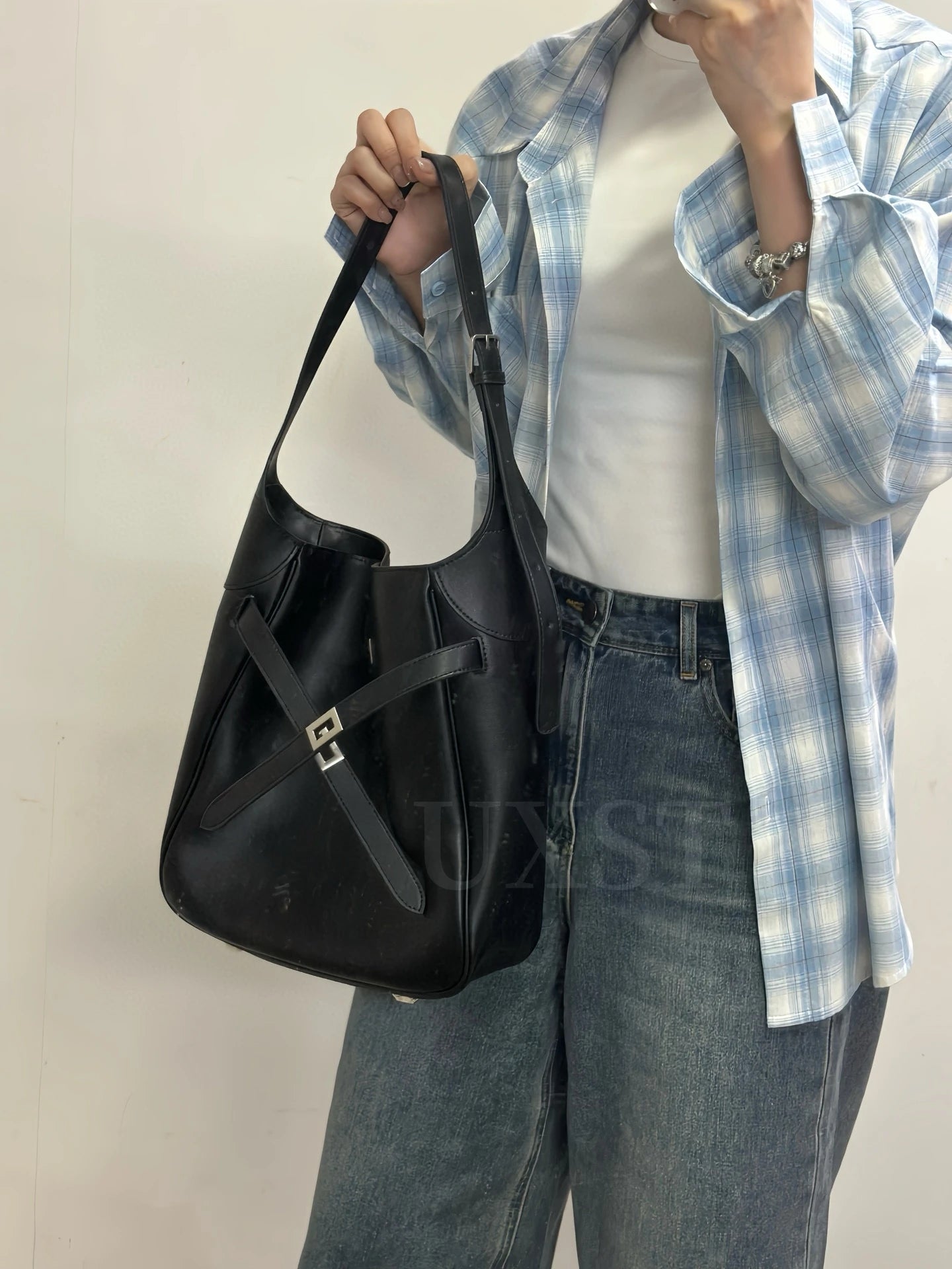 2024 Winter Runway Basket Bag Lock Buckle Bucket Tote Bag Trendy Black Motorcycle Handbag Women's Premium Commuter Shoulder Bag