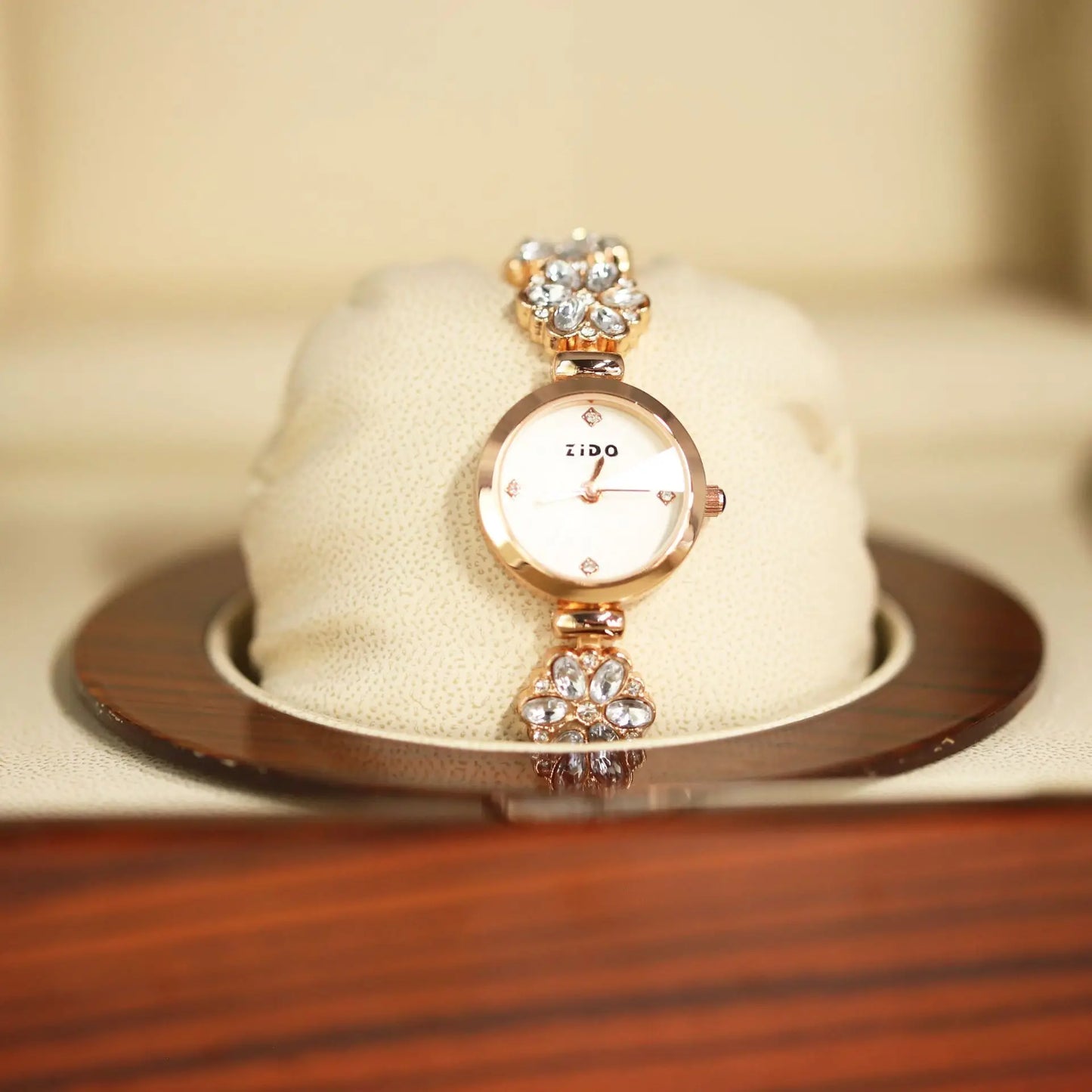 Women's Watch Light Luxury Brand Diamond Flower Bracelet Watch Fashionable Round Quartz Clock Reloj L152